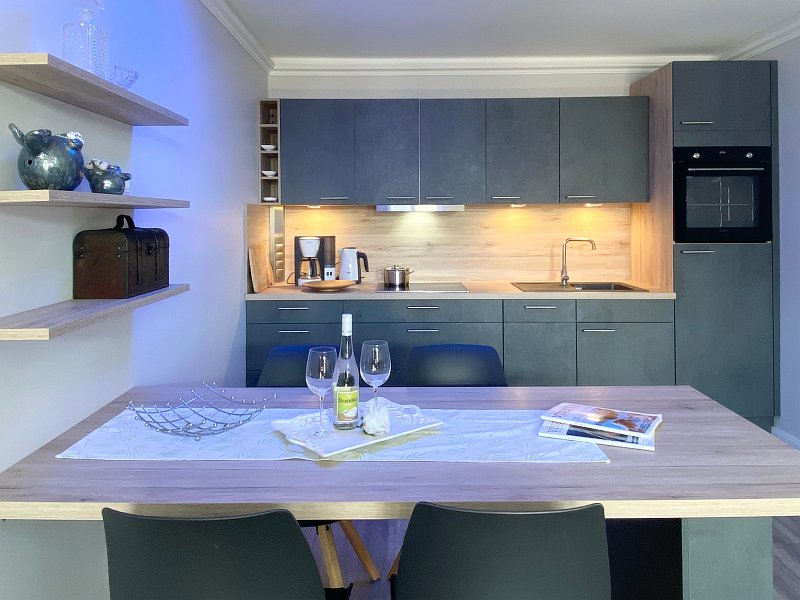 4Küche mit Esstisch